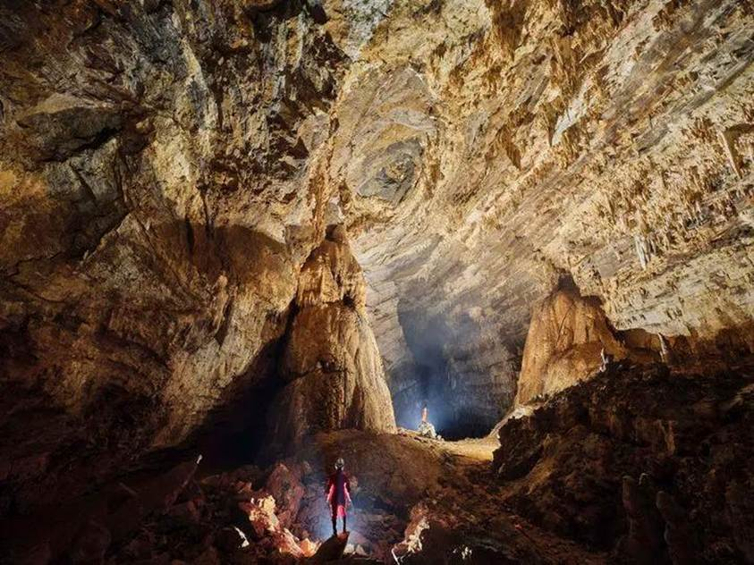 Một sự kiện địa chất bất ngờ vừa xảy ra tại huyện Đạo Trân, thành phố Tuân Nghĩa, tỉnh Quý Châu (Trung Quốc). Trong quá trình đào mương phục vụ tưới tiêu, công nhân đã phát hiện ra một hang động ẩn chứa “ kho báu” 480 triệu năm tuổi. (Ảnh: jfdaily)
