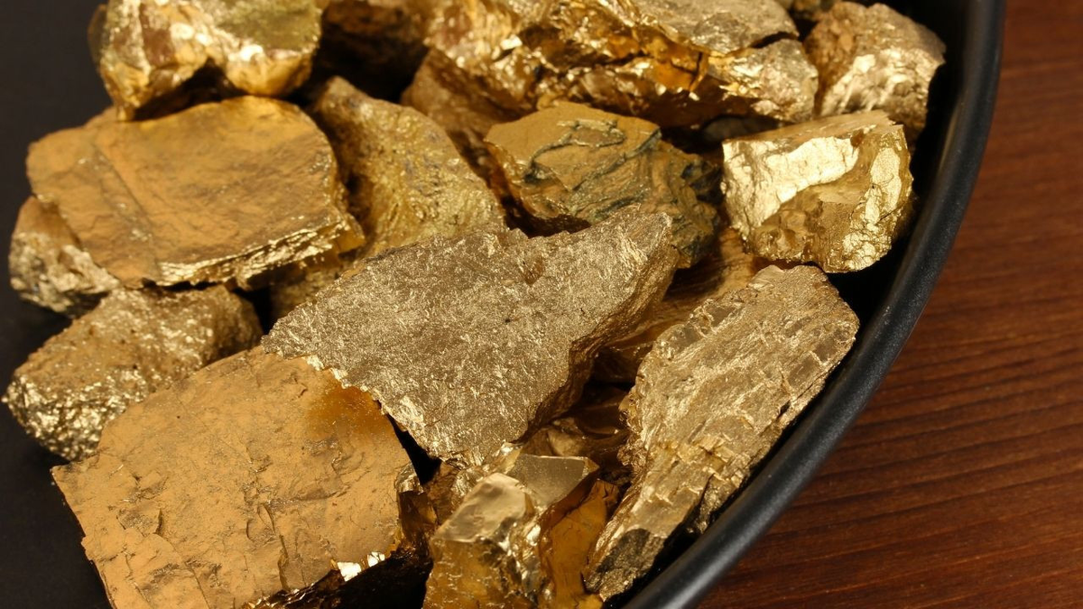 Cộng đồng địa phương có ý kiến trái chiều; một số xem đây là may mắn, trong khi những người khác lo ngại về sự thay đổi cuộc sống bình yên của họ. Quyết định khai thác hay không vẫn phụ thuộc vào chính phủ, khiến Michel và người dân vùng Auvergne phải chờ đợi trong sự bất định. (Ảnh: Bundle)