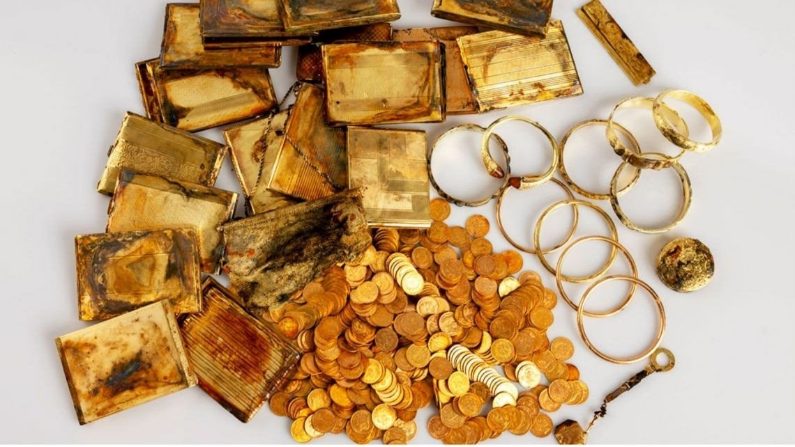  Kho báu này gồm 598 đồng tiền vàng nặng gần 3,7 kg, cùng hộp đựng thuốc lá, đồ trang sức và các vật phẩm khác, với tổng trị giá khoảng 300.000 euro (khoảng 8,8 tỷ đồng). (Ảnh: markettimes)