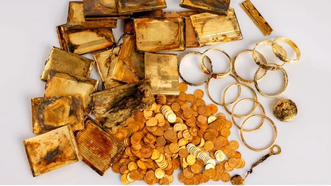  Kho báu này gồm 598 đồng tiền vàng nặng gần 3,7 kg, cùng hộp đựng thuốc lá, đồ trang sức và các vật phẩm khác, với tổng trị giá khoảng 300.000 euro (khoảng 8,8 tỷ đồng). (Ảnh: markettimes)