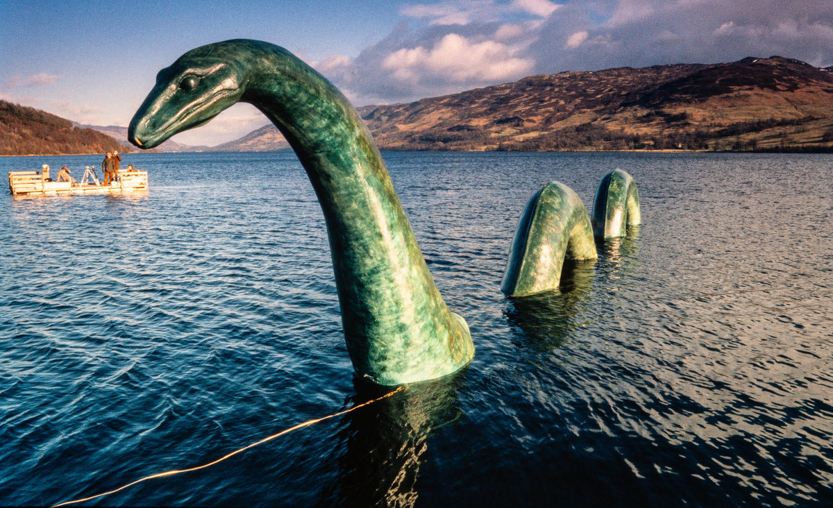 Nessie vẫn là một trong những bí ẩn gây tranh cãi trong lĩnh vực động vật học huyền bí. (Ảnh: Medium)
