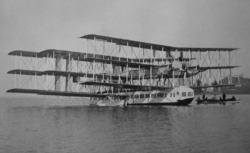 ##b###Máy bay có cấu trúc 9 cánh chia thành 3 bộ cánh, kết hợp từ ba chiếc máy bay ba tầng, cùng thân dài giống xe buýt và ghế gỗ bên trong. (Ảnh: Reddit)