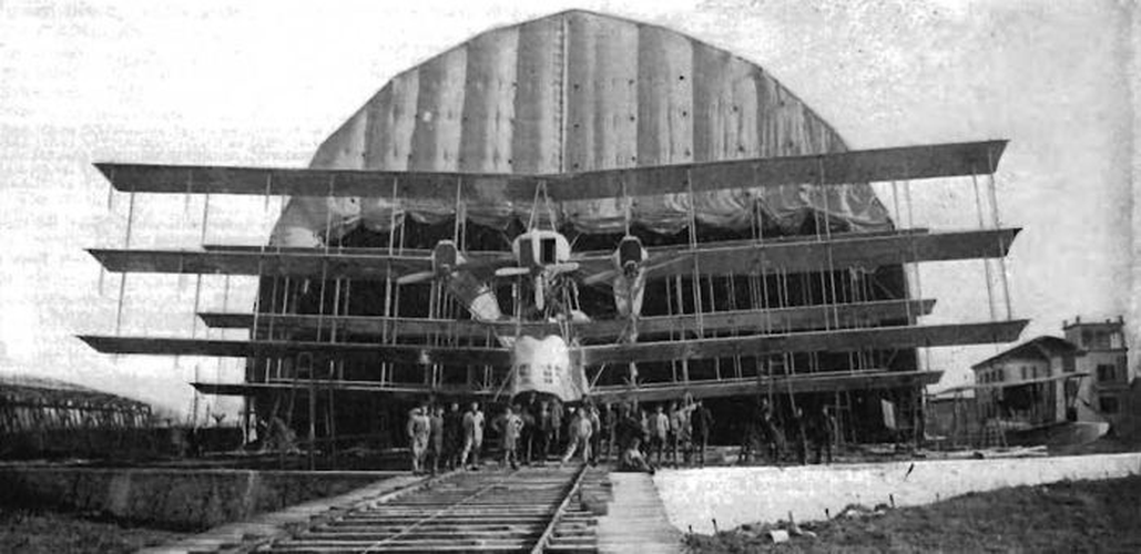 Được trang bị 8 động cơ Liberty L-12 V12, chiếc máy bay 9 cánh này có sải cánh 30 mét, cao 9 mét, nặng hơn 15 tấn và tốc độ tối đa 140 km/h.(Ảnh: LiveJournal