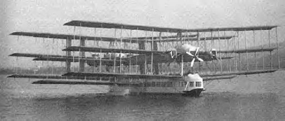 Chuyến bay thử nghiệm đầu tiên vào năm 1921 tại Hồ Maggiore, Thụy Sĩ chỉ đạt độ cao ngắn trước khi rơi xuống nước. (Ảnh: Pilotfriend)