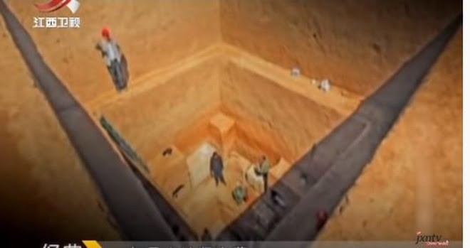 Trong số đó, một ngôi mộ lớn nhất chứa nhiều đồ tùy táng quý giá như đồ gỗ sơn thếp, binh mã gỗ, đồ gốm sứ và hàng chục hiện vật bằng đồng đen.