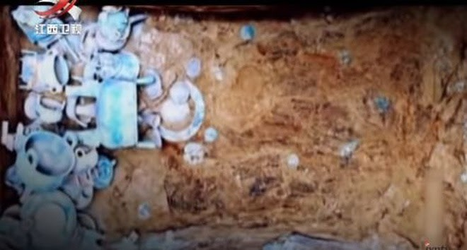 Trên các hiện vật bằng đồng đen có khắc chữ "Bá", cùng một dòng văn tự cho thấy chủ nhân ngôi mộ từng nhận quà từ vua nước Nhuệ, hé lộ mối liên hệ với một quốc gia cổ.