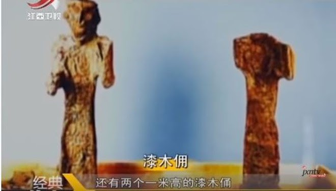 Khi mở quan tài, các chuyên gia không tìm thấy thi thể mà chỉ còn lại đồ ngọc, đồ đồng đen và một số lượng lớn binh khí, do xác đã bị phân hủy theo thời gian.