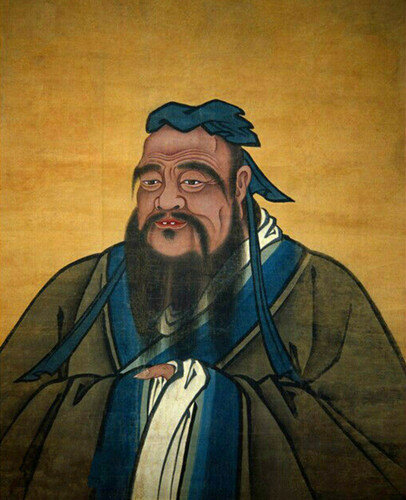 Dân gian truyền rằng thời Khổng Tử bị truy sát bởi tay sai của đại thần Hằng Đồi (Háng Duì) nước Tống, một đàn quạ đã bay ra tấn công lính, cứu ông thoát nạn – từ đó quạ được cho là linh vật canh giữ mộ. (Ảnh: Sohu)