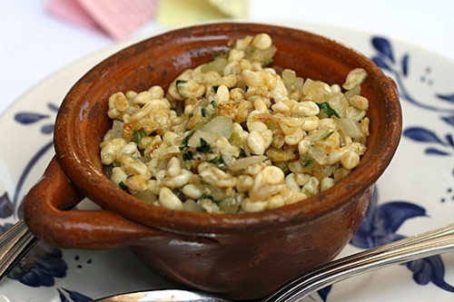 Những quả trứng kiến độc ngon có màu sáng, nhìn tương tự như những hạt ngô nếp.