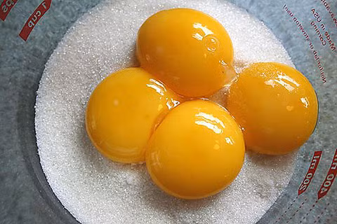 Ngoài vitamin D, trứng là một nguồn cung cấp vitamin B12 và protein. Trứng gia cầm chứa 37 IU vitamin D trong 100 g. Mỗi em bé dưới 1 tuổi chỉ nên ăn tối đa 1 lòng đỏ trứng 1 bữa.