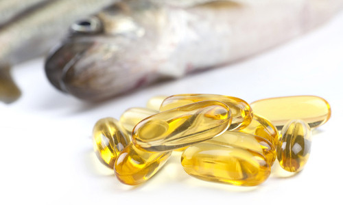 Dầu gan cá là một thực phẩm bổ sung phổ biến chứa hàm lượng cao vitamin A và D. Dầu này cung cấp 10.001 đơn vị IU trong 100 gram, 1.360 IU trong một muỗng canh.