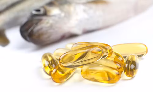 Dầu gan cá là một thực phẩm bổ sung phổ biến chứa hàm lượng cao vitamin A và D. Dầu này cung cấp 10.001 đơn vị IU trong 100 gram, 1.360 IU trong một muỗng canh.