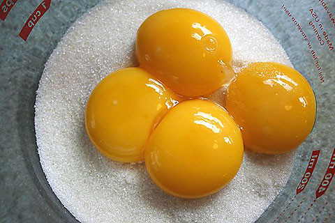 Ngoài vitamin D, trứng là một nguồn cung cấp vitamin B12 và protein. Trứng gia cầm chứa 37 IU vitamin D trong 100 g. Mỗi em bé dưới 1 tuổi chỉ nên ăn tối đa 1 lòng đỏ trứng 1 bữa.