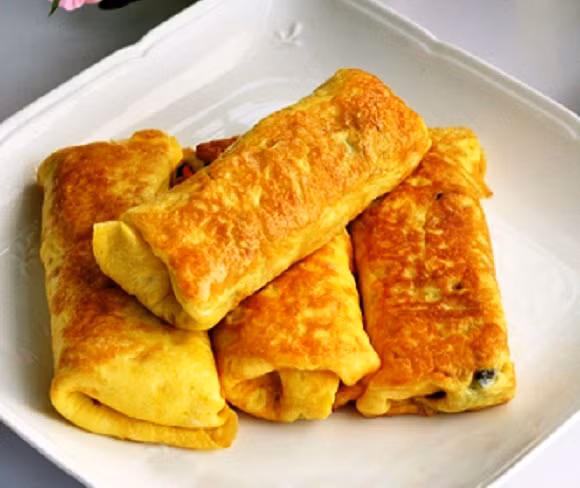  Để làm trứng cho bé bạn nên dùng lòng đỏ, đánh tan cho chút xíu gia vị rồi đem chiên lên và cuộn tròn lại. Món ăn này đảm bảo con sẽ dễ nhai nhất. 