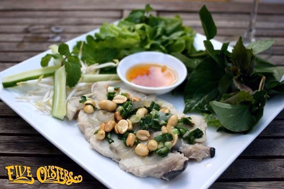 Món cá mập cuốn bánh tráng. Món ăn này duy nhất chỉ có ở nước ta, đây là một trong những món ăn ngon, lạ và rất đặc biệt.