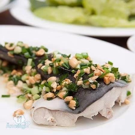 Đuôi cá mập hấp xì dầu tẩm hành lạc.