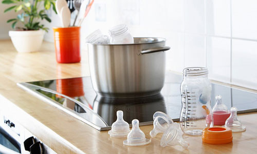  Cho bình sữa và vòng giữ núm, nắp đậy vào nồi nước lạnh và đun sôi. Tiếp đến cho núm ty vào. Sau khi luộc nên lấy bình sữa và các bộ phận khác ra ngay, và úp trên giá cho khô ráo. 