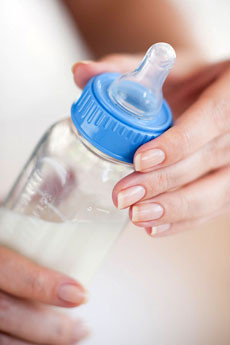  Vì có một số chất bẩn, cặn bám dính hoặc thành phần dầu trong sữa mà chỉ đơn thuần luộc bằng nước sôi không thể sạch được, bạn phải rửa và ngâm trong nước rửa bình chuyên dụng thì mới đảm bảo tính vệ sinh cho bé. 