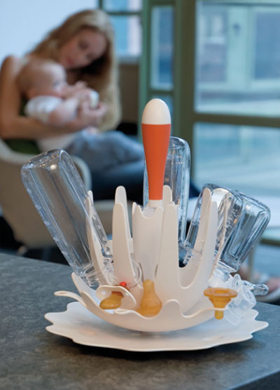  Quy trình ngâm rửa và luộc bình sữa như sau: Đầu tiên hãy tháo rời từng phần của bình sữa: núm ty, vòng giữ núm, nắp đậy, bình sữa. 