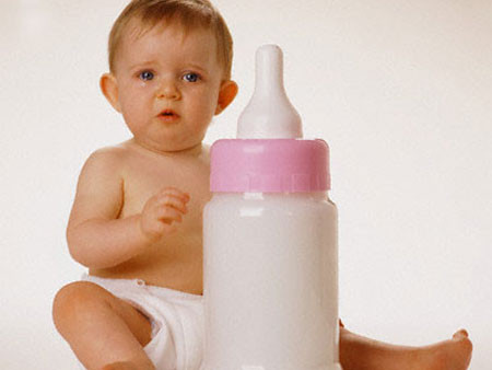 Nếu bạn không ăn đủ chất thì sữa sẽ không đủ dinh dưỡng cho bé, không có đà để thúc đẩy tiết sữa nuôi bé yêu. Thiếu dinh dưỡng là một trong những nguyên nhân khiến lượng sữa giảm dần.