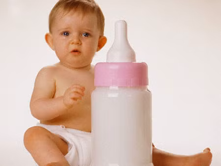 Nếu bạn không ăn đủ chất thì sữa sẽ không đủ dinh dưỡng cho bé, không có đà để thúc đẩy tiết sữa nuôi bé yêu. Thiếu dinh dưỡng là một trong những nguyên nhân khiến lượng sữa giảm dần.