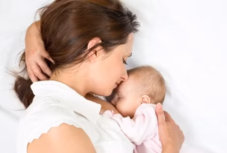 Căng thẳng luôn luôn có ảnh hưởng vô cùng tồi tệ đến sức khỏe của chúng ta và đặc biệt là trong thời gian bạn cho con bú. Căng thẳng mệt mỏi, cường độ làm việc lớn có thể làm thay đổi nội tiết của bạn, cũng làm thay đổi lượng sữa tiết ra.