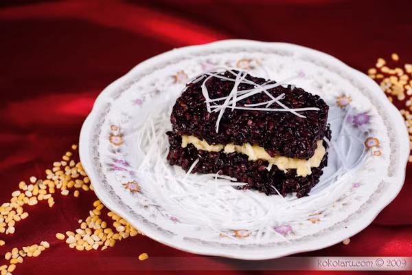 Đĩa xôi 3 tầng nhiều màu sắc hương vị hấp dẫn. Ảnh: Kokotaru