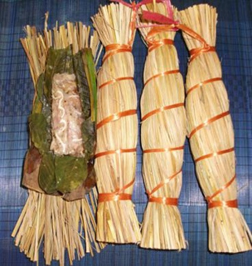 Những gói tré được bó lại khi bóc ra khá giống với nem chua.