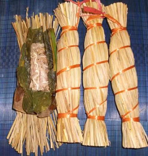 Những gói tré được bó lại khi bóc ra khá giống với nem chua.