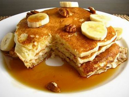  Để làm bánh này bạn dùng bột yến mạch trộn với chuối xay nhuyễn, thêm chút sữa và đường đem chiên vàng vừa phải là bé có thể ăn được. 