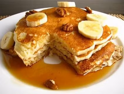  Để làm bánh này bạn dùng bột yến mạch trộn với chuối xay nhuyễn, thêm chút sữa và đường đem chiên vàng vừa phải là bé có thể ăn được. 