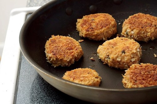  Cá là món ăn tốt cho sức khỏe. Để làm món này, cá bạn phải loại bỏ xương, băm nhỏ tẩm bột chiên xù và chiên vàng. Món cá chiên mềm xốp này chắc chắn cũng là một trong những món mà con sẽ yêu thích.