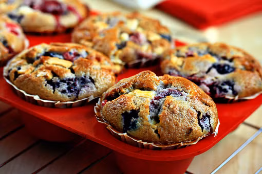  Món bánh ngọt ẩm, mềm lại có vị trái cây giúp tăng cường vị giác cho con. Nó cũng có chứa thành phần sữa, trái cây nên rất tốt cho các bé. 