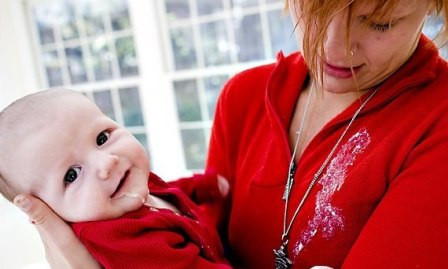 Đối với trẻ được khoảng 1 đến 2 tháng tuổi, hệ thống tiêu hóa của trẻ còn yếu, các van trong dạ dày hoạt động chưa đồng bộ. Khi bú trẻ có thể nuốt hơi theo vào dạ dày gây no, sau đó nếu mẹ lại đặt nằm ở tư thế nghiêng thì trẻ dễ bị ọc sữa.