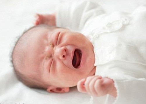 Sau khi trẻ bú xong không nên để trẻ nằm luôn mà nên chờ khoảng 15 phút sau mới nằm. Đối với trẻ bú bình, nghiêng bình sữa sao cho ngập cổ bình để tránh nuốt không khí vào dạ dày gây nôn trớ. Mẹ cần phải co bé đi khám bác sĩ nếu bé trớ do các lý do bệnh lý để tìm ra cách khắc phục hợp lý. Nếu bé bị ọc sữa do thiếu canxi thì mẹ cần phải bổ sung canxi cho bé.