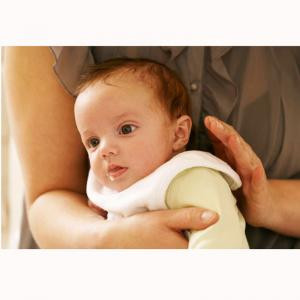 Trẻ đột nhiên nôn ói, đang bú bình thường bỗng nhiên khóc thét lên, ưỡn bụng, bụng có thể nổi phồng lên thì có thể trẻ bị một số bệnh đường tiêu hóa như tắc ruột, lồng ruột hay gặp ở những trẻ sau 3 tháng tuổi.