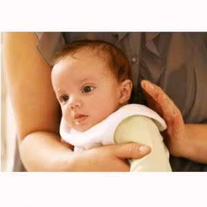 Trẻ đột nhiên nôn ói, đang bú bình thường bỗng nhiên khóc thét lên, ưỡn bụng, bụng có thể nổi phồng lên thì có thể trẻ bị một số bệnh đường tiêu hóa như tắc ruột, lồng ruột hay gặp ở những trẻ sau 3 tháng tuổi.