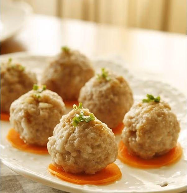  Thịt gà viên rau củ. 