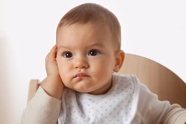 Tia UV trong ánh nắng mặt trời có tác dụng giúp thúc đẩy tuần hoàn máu, cải thiện chất lượng tóc cho trẻ. Chính vì vậy nếu muốn con nhanh mọc tóc, mẹ đừng ngại cho bé ra phơi nắng vào những giờ phù hợp.