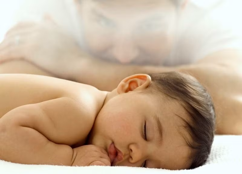 Dinh dưỡng cũng là một phần quan trọng tác động đến quá trình mọc tóc của bé. Một số dưỡng chất đặc biệt như canxi, sắt, kẽm…có thể ảnh hưởng đến sự phát triển khỏe mạnh của tóc bé. Các mẹ cần cho bé ăn đủ dinh dưỡng giúp bé luôn khỏe mạnh và phát triển tóc cũng như cơ xương, chiều cao tốt.