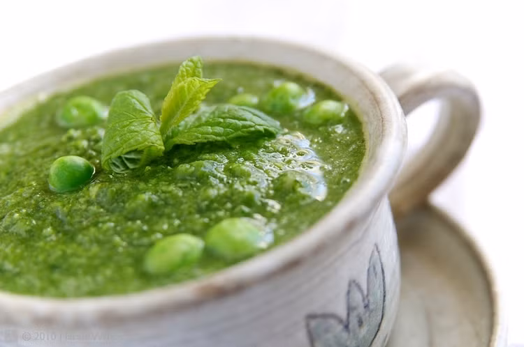  Rau chân vịt chứa nhiều vitamin, đặc biệt là hàm lượng vitamin A, B, C cao hơn rau thông thường, nên được gọi là "kho báu vitamin. Rau chân vịt còn một lượng kẽm đáng kể. 