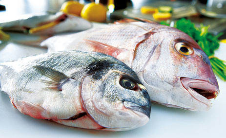  Cá có mùi tanh nên ruồi thường bu vào, để chống ruồi bu: Đặt vào miệng cá vài lát hành hoặc cọng hành khi đã rửa sạch cá hoặc nấu chín, ruồi sẽ tránh xa. 