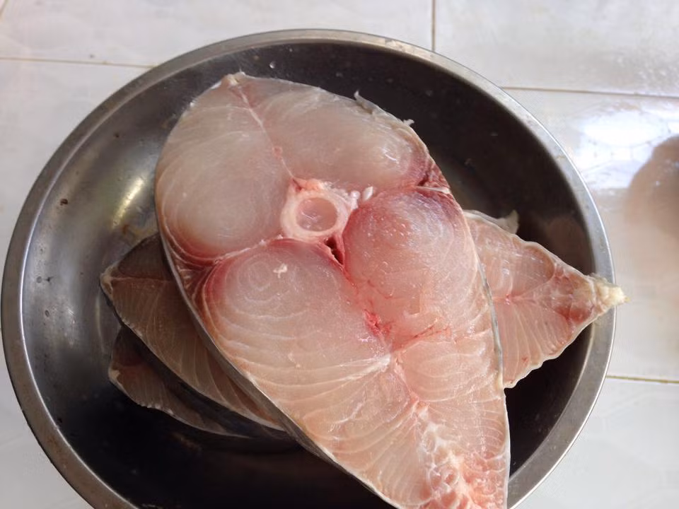  Khi hấp cá để món hấp thêm béo, ngọt thịt bạn hãy đặt lên mình cá hấp một ít mỡ gà, khi nóng mỡ gà sẽ ngấm vào cá làm cá béo ngậy và thơm ngon hơn nhiều. 