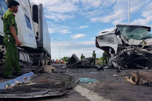 Hiện trường vụ tai nạn thảm khốc làm 14 người thiệt mạng.