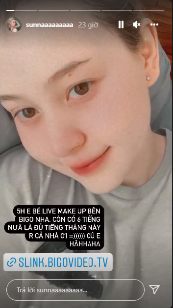 Hiện sức khoẻ Sunna đã cải thiện để có thể lên livestream make up cùng mọi người.