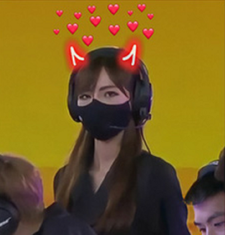 Hơn nữa, khoảnh khắc của Chúc Anh khi được chia sẻ trên kênh truyền thông của giải đấu còn được chỉnh sửa thêm icon đáng yêu khiến các game thủ Tốc Chiến không khỏi phấn khích.