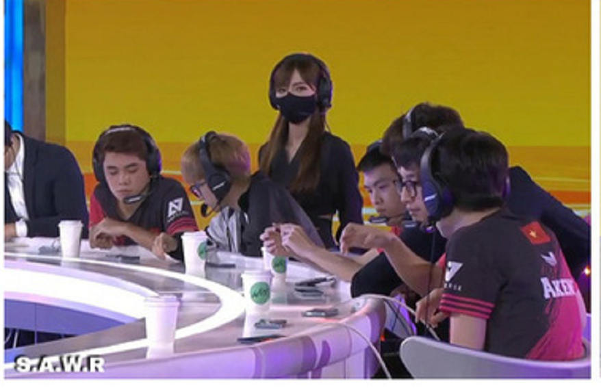 Dù đang đeo khẩu trang, tuân thủ các biện pháp phòng dịch của nước bạn, nàng MC "chân dài" của Việt Nam vẫn hết sức thần thái, thu hút sự chú ý của các fan nam quốc tế.