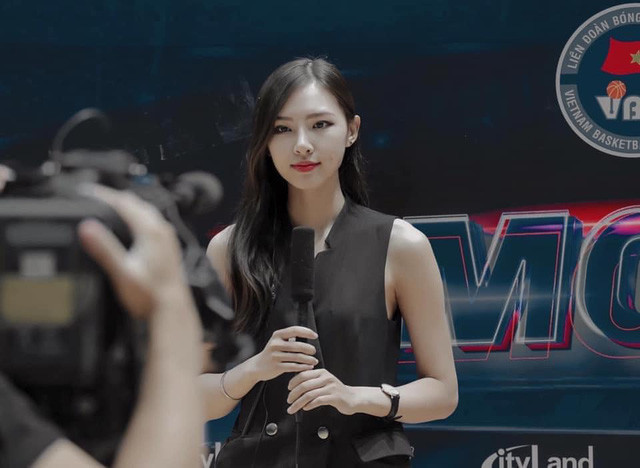 Bên cạnh đó, Chúc Anh còn gây ấn tượng với một bản profile cực “khủng”. Nữ MC "chân dài" sở hữu loạt thành tích: MC cho các giải đấu bóng rổ VBA, ABL và game shows từ năm 2017 - 2020, điểm số IELTS 7.0,...