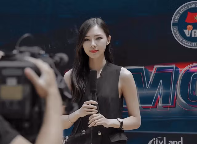 Bên cạnh đó, Chúc Anh còn gây ấn tượng với một bản profile cực “khủng”. Nữ MC "chân dài" sở hữu loạt thành tích: MC cho các giải đấu bóng rổ VBA, ABL và game shows từ năm 2017 - 2020, điểm số IELTS 7.0,...