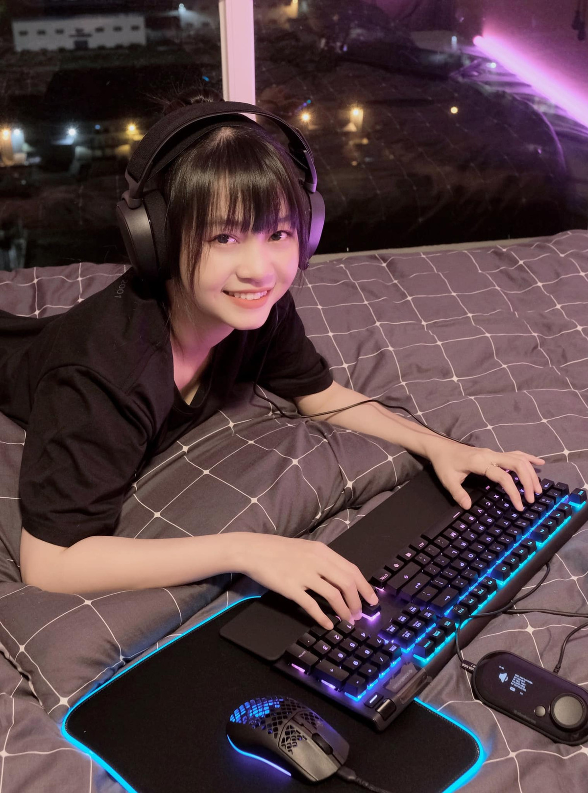 Nữ streamer tên thật là Nguyễn Thu Minh, sinh năm 1993. Với nét đẹp ngây thơ, trong sáng, gương mặt tươi tắn, nụ cười bẽn lẽn cùng phong cách nói chuyện cuốn hút của mình, cô nàng thu hút được một lượng fan đông đảo.